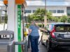 Os preços da gasolina caem abaixo de US$ 4 o galão pela primeira vez em quase 3 meses