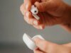 A Apple está planejando AirPods com câmeras para 2027
