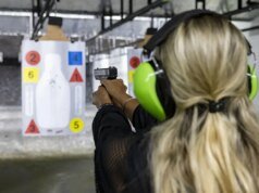 Tribunal da Flórida diz que jovens de 18 anos têm os mesmos direitos de porte de arma que outros adultos