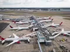 Centenas de voos atrasaram em Heathrow e Gatwick devido a tempestades que atingiram o sul da Inglaterra