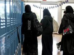 Escola secundária de Chicago enfrenta protestos após cancelar programa de árabe