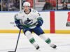 Canucks negocia o atacante Nils Hoglander com o Predators para escolha na terceira rodada