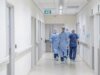 Cleveland Clinic compromete US$ 2 milhões para cuidados de destransição sob acordo do DOJ
