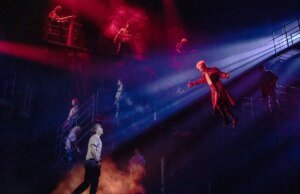 O diretor musical de The Misplaced Boys, Michael Arden, fala sobre a reinvenção de um clássico cult, uma representação queer e como fazer os vampiros voarem