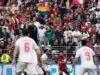 Assista: Irã e Egito, onde a homossexualidade é criminalizada, jogam FIFA Satisfaction Match entre bandeiras e faixas de arco-íris