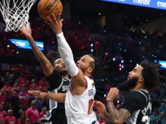 Jalen Brunson supera o susto no joelho no primeiro quarto e marca 30 enquanto Knicks rouba o jogo 1 das finais do Spurs