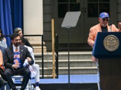O dono do Knicks parece atacar Mamdani na celebração do campeonato da NBA, tira fotos com ele