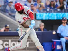 Blue Jays rebatendo o técnico David Popkins expulso contra Phillies