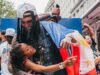 Jordan Clarkson carrega orgulhosamente a bandeira das Filipinas na parada do título dos Knicks