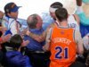 O guarda do Knicks quase aniquila Michael Bloomberg, mergulhando em busca de uma bola perdida durante o jogo 3 das finais da NBA