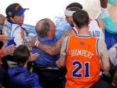 O guarda do Knicks quase aniquila Michael Bloomberg, mergulhando em busca de uma bola perdida durante o jogo 3 das finais da NBA