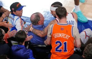 O guarda do Knicks quase aniquila Michael Bloomberg, mergulhando em busca de uma bola perdida durante o jogo 3 das finais da NBA