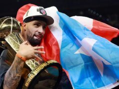 Mamdani festeja com o campeão dos Knicks, Jose Alvarado, no carro alegórico do Puerto Rican Day Parade em Nova York