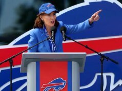 A governadora de Nova York, Kathy Hochul, tenta fazer com que o canto do Payments proceed no novo estádio, mas falha completamente