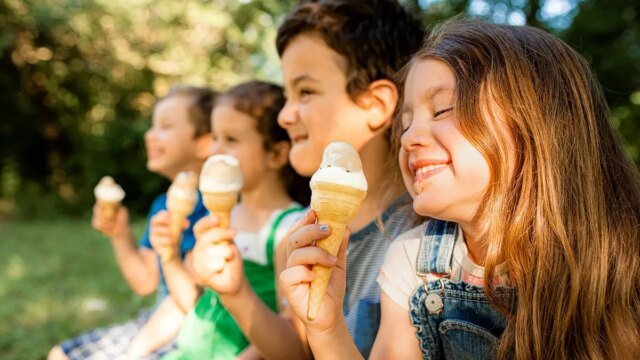 kids_eating_ice_cream_cones.jpeg