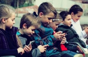 Reino Unido proibirá mídias sociais para menores de 16 anos a partir de 2027