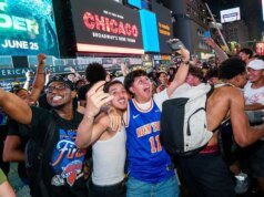 Mike Greenberg, da ESPN, chama o mau comportamento dos fãs dos Knicks de ‘uma vergonha’ depois que ovos foram jogados em Wembanyama