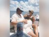 Lainey Wilson foi flagrada comendo um lanche em um barco usando um biquíni com estampa de leopardo em um recente despejo do Instagram
