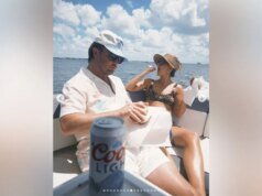 Lainey Wilson foi flagrada comendo um lanche em um barco usando um biquíni com estampa de leopardo em um recente despejo do Instagram