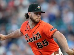 A Liga Principal de Beisebol alerta jogadores do San Francisco Giants por escreverem versículos bíblicos em bonés da Noite do Orgulho