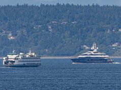 O tremendous iate de Zuckerberg sai de Seattle para o norte, diminuindo as balsas ao longo do caminho