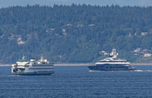 O tremendous iate de Zuckerberg sai de Seattle para o norte, diminuindo as balsas ao longo do caminho