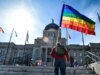 Faculdade de Chicago take away bandeira do orgulho LGBTQ por questões de neutralidade institucional