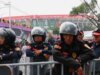 Manifestantes antigovernamentais entram em confronto com a polícia de choque do lado de fora da abertura da Copa do Mundo, enquanto Shakira se apresenta lá dentro