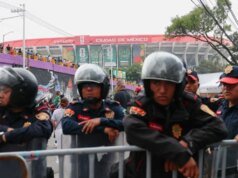 Manifestantes antigovernamentais entram em confronto com a polícia de choque do lado de fora da abertura da Copa do Mundo, enquanto Shakira se apresenta lá dentro