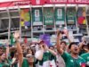Torcedores mexicanos tocam buzinas em frente ao resort do Equador antes da partida da Copa do Mundo