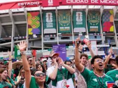 Torcedores mexicanos tocam buzinas em frente ao resort do Equador antes da partida da Copa do Mundo