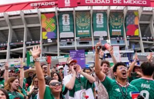 Torcedores mexicanos tocam buzinas em frente ao resort do Equador antes da partida da Copa do Mundo