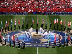 Torcedores de futebol canadenses vaiam a bandeira dos EUA enquanto o Canadá tropeça na Bósnia e Herzegovina