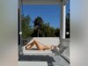 A estrela de ‘Landman’, Michelle Randolph, impressiona em um biquíni amarelo metálico quase imperceptível em um novo depósito de fotos de verão