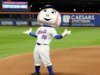 Repórter do Mets disseca a temporada miserável do time enquanto Delight Evening Mr. Met dança atrás dele