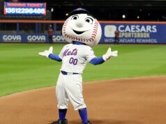 Repórter do Mets disseca a temporada miserável do time enquanto Delight Evening Mr. Met dança atrás dele