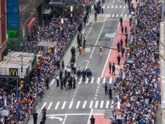 Participante do desfile dos Knicks que jogou lixo na calçada identificado como executivo do JPMorgan Chase DEI, imediatamente demitido