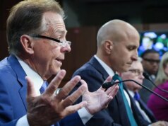 Nick Saban pede ao Senado que aprove legislação para consertar os esportes universitários, mas os contratos de treinador são encobertos