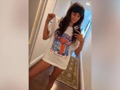 Nina Dobrev posa apenas com uma camisa dos Knicks e máscara de dormir depois de assistir a um jogo histórico no Madison Sq. Backyard