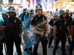 O caos se desenrola na cidade de Nova York depois que os Knicks vencem o primeiro campeonato da NBA em décadas