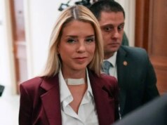 Gerente de vida assistida da Carolina do Sul demitido após zombar do diagnóstico de câncer de Pam Bondi em vídeo viral