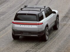 Rivian demite centenas de trabalhadores após o início das entregas do R2