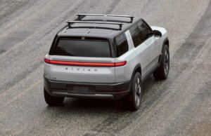 Rivian demite centenas de trabalhadores após o início das entregas do R2