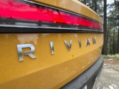 Proprietários de Rivian entram com ação judicial alegando falsas promessas sobre recursos de direção autônoma