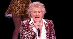 Rod Stewart recorre ao tanque de oxigênio no meio do present depois de quase desmaiar no palco