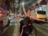 Ativista dos direitos dos deficientes teve seu embarque negado em um voo em Nova York enquanto viajava sozinho em uma cadeira de rodas
