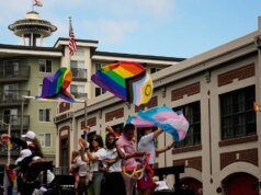 Pandemônio da Parada do Orgulho de Seattle enquanto manifestantes nus desfilam pelas ruas na frente de crianças