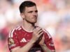 Tottenham confirma contratação de Robertson