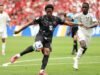 David marca três gols na vitória do Canadá sobre o Catar, de nove jogadores