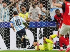 Messi faz história na pontuação com dois gols para garantir a classificação da Argentina